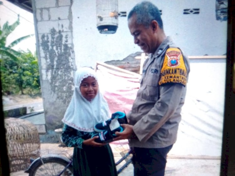 Bhabinkamtibmas Desa Kemantren Hadiahi Sepatu Baru untuk Anak Yatim Piatu